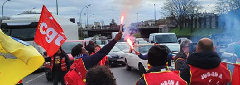 La Fédération CGT Commerce et Services bloque le périphérique à Porte de Montreuil